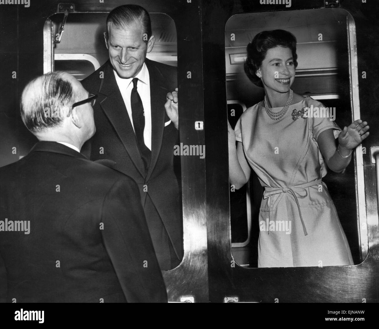 La Reina dejando Manchester, 18 de febrero de 1965. El Príncipe Felipe Foto de stock