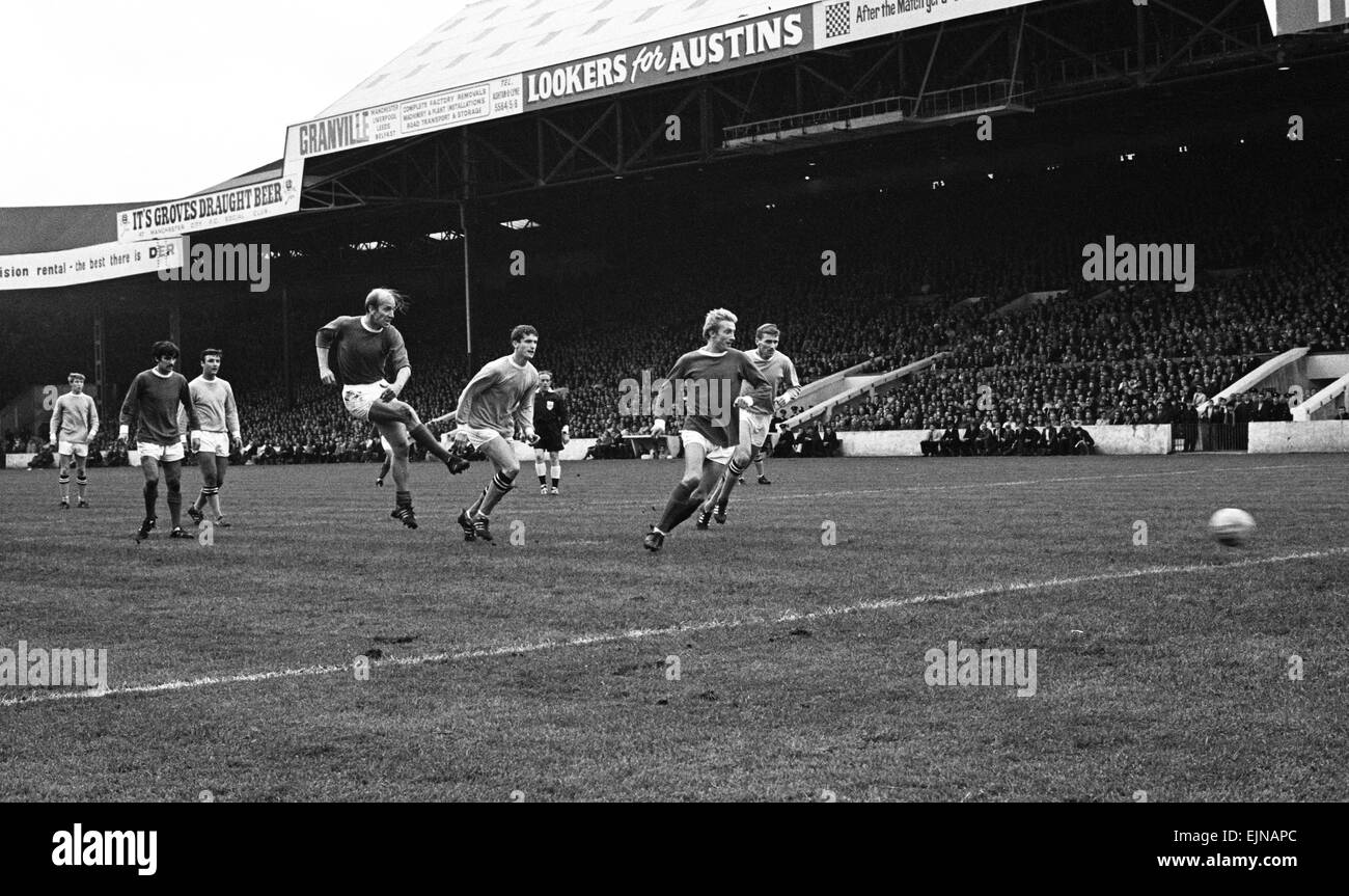 División de la Liga inglesa un derbi en Maine Road. Manchester City 1 v  Manchester United 2. United's Bobby Charlton puntuaciones su segundo gol  del partido visto por compañeros Denis derecho y