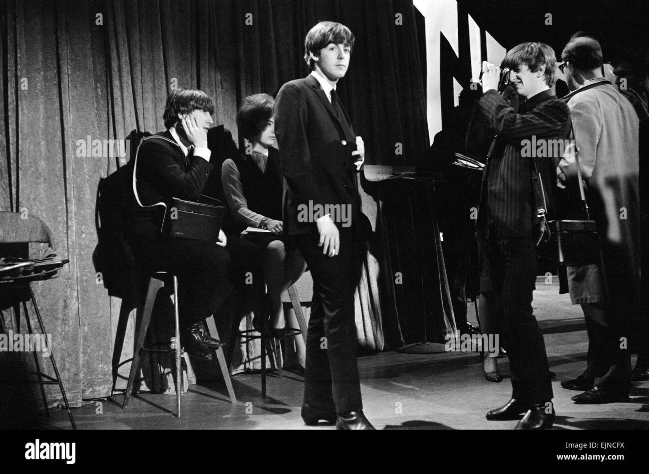 Ringo Starr tomando fotografías de Paul McCartney fumar en Nueva York durante la primera visita de los Beatles en los Estados Unidos. De febrero de 1964. Foto de stock