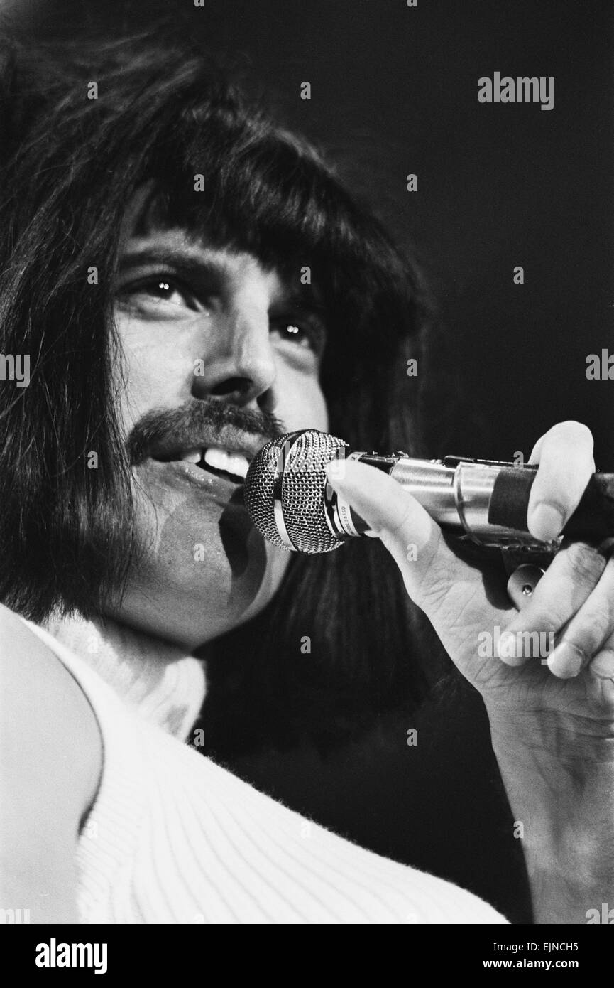 El grupo de rock Queen en concierto en el Wembley Arena. El cantante Freddie  Mercury actuar en el escenario en su 38ª aniversario, con una peluca. 5 de  septiembre de 1984 Fotografía