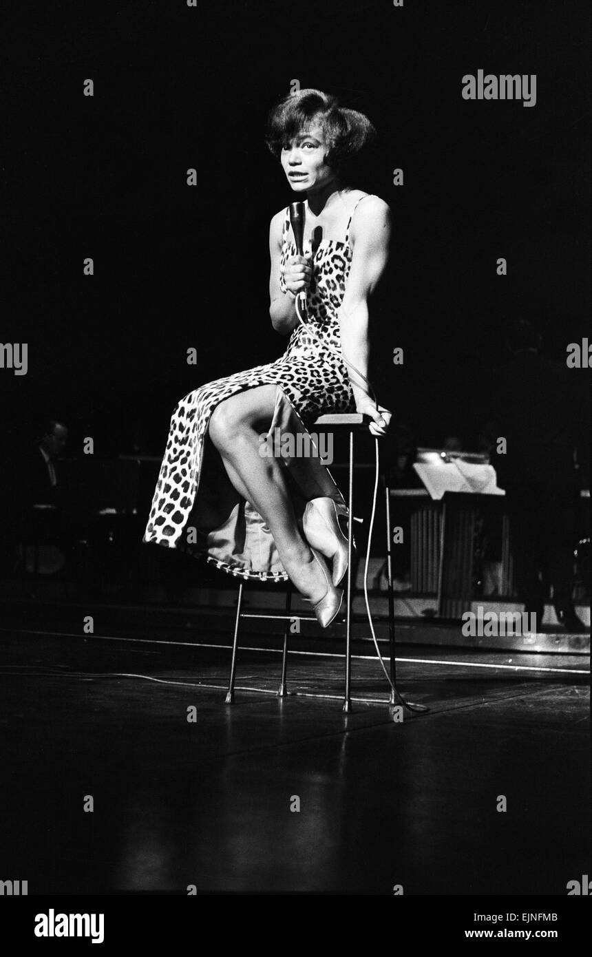 Eartha Kitt actuando en 'hablar' de la ciudad el 7 de septiembre de 1960 Foto de stock