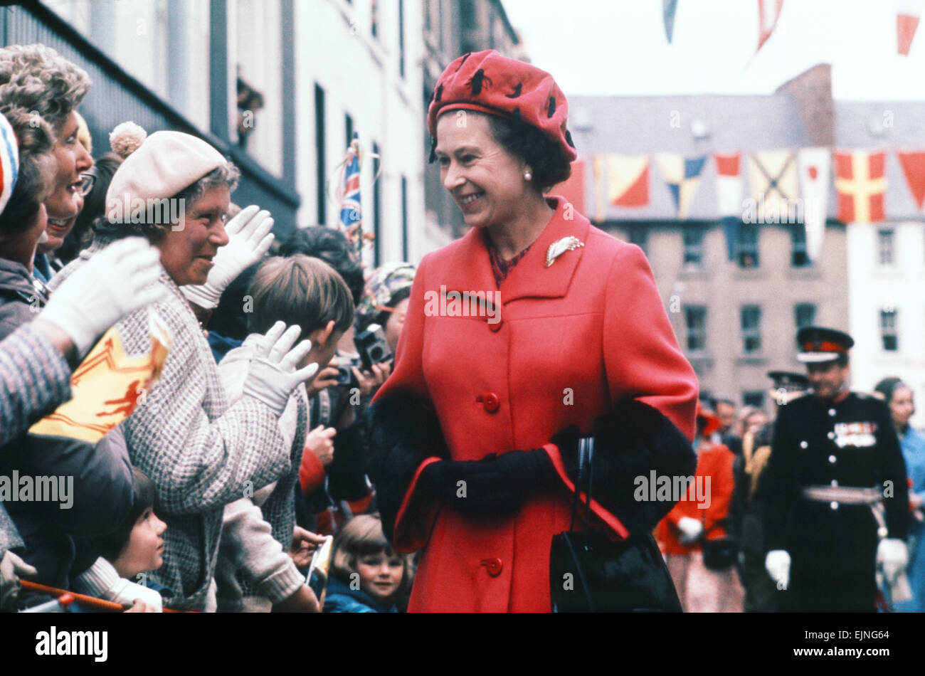 La reina Isabel II saluda a multitudes de wellwishers en Escocia , como parte de Royal Jubilee Tour, Su Alteza Real el Jubileo de Plata de celebraciones, Martes 24 de mayo de 1977. Foto de stock