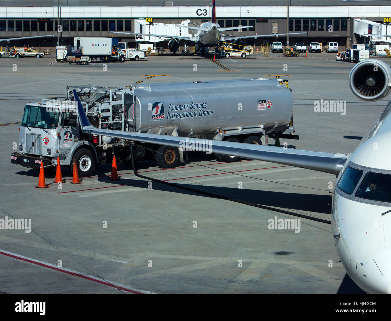 Salt Lake City, Utah, camión de repostaje de aviones del aeropuerto Foto de stock