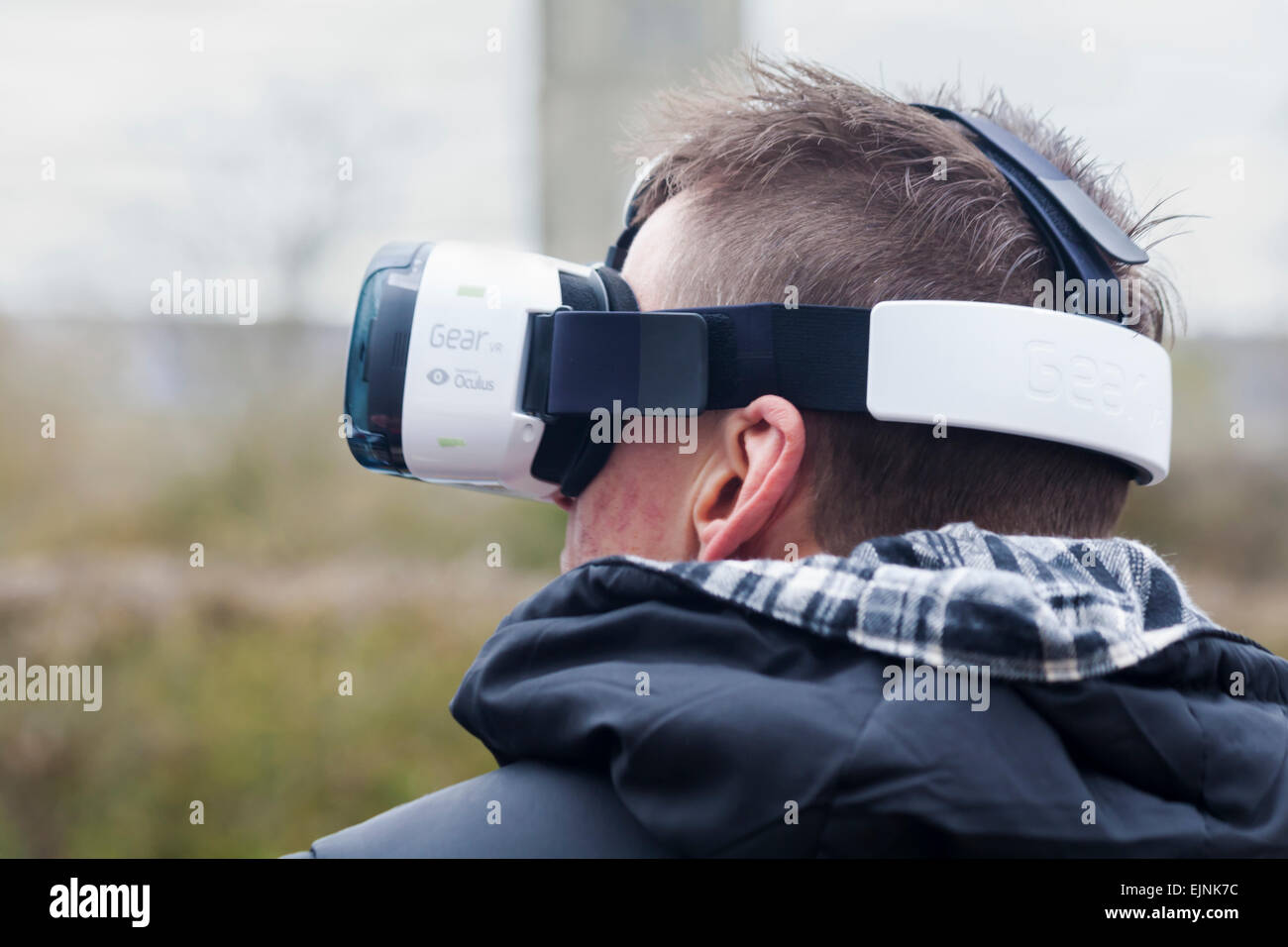 Hombre viendo la película en Samsung Gear VR auriculares de realidad virtual - Reino Unido Foto de stock