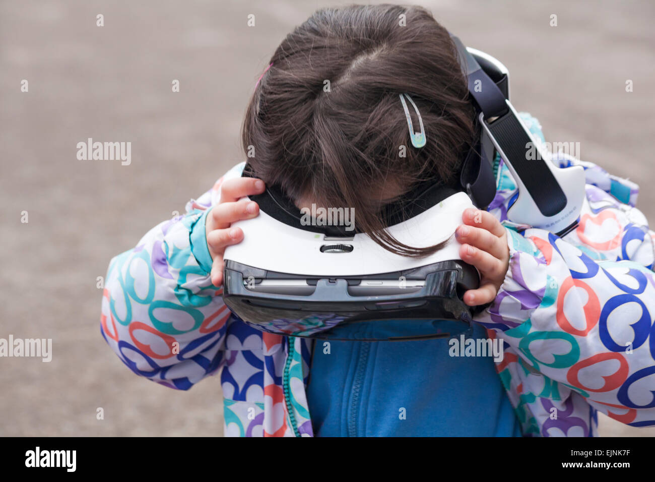 Chica viendo la película en Samsung Gear VR auriculares de realidad virtual - Reino Unido Foto de stock