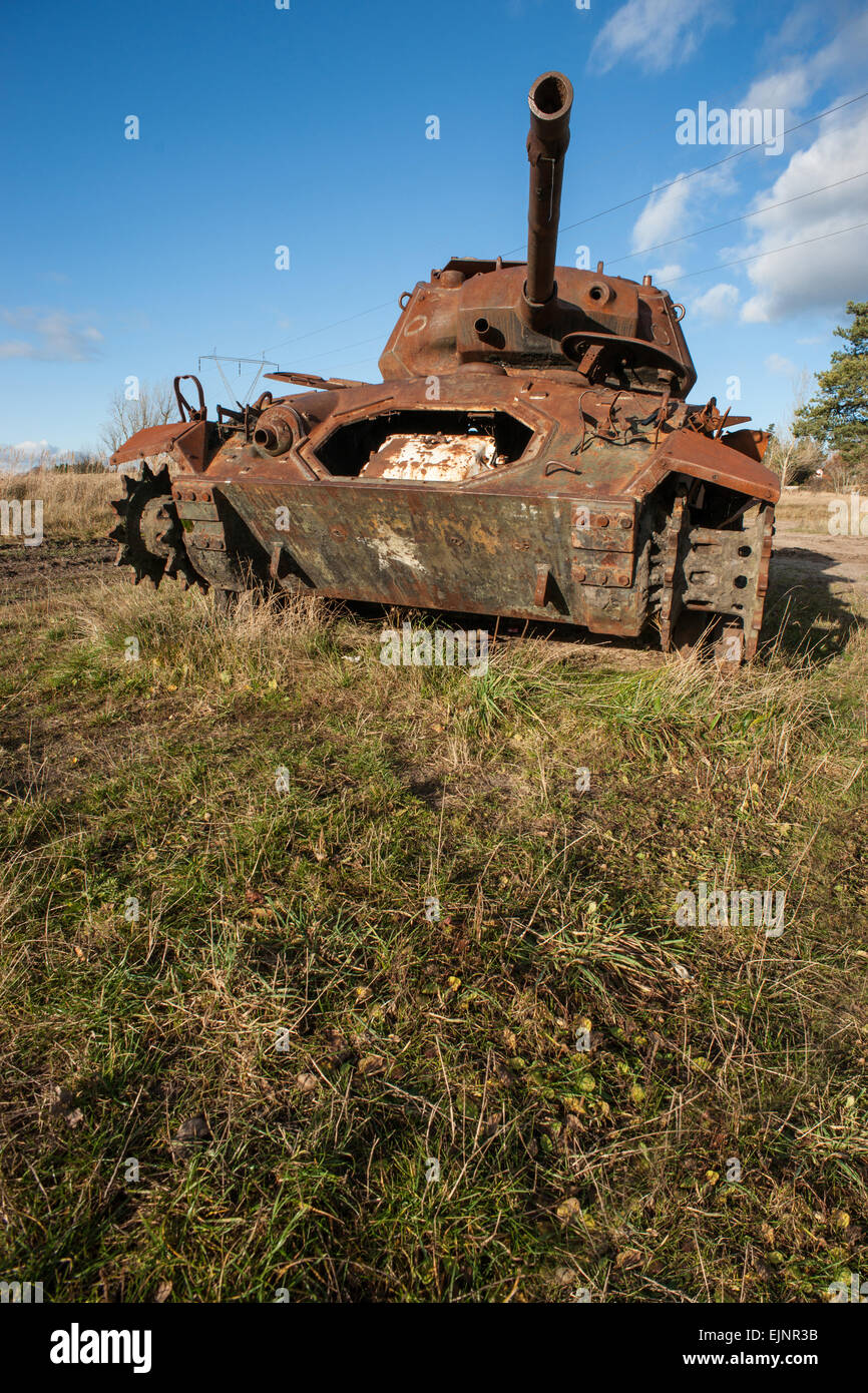 Oxidado tanque guerra militar abandonado Fotografía de stock Alamy