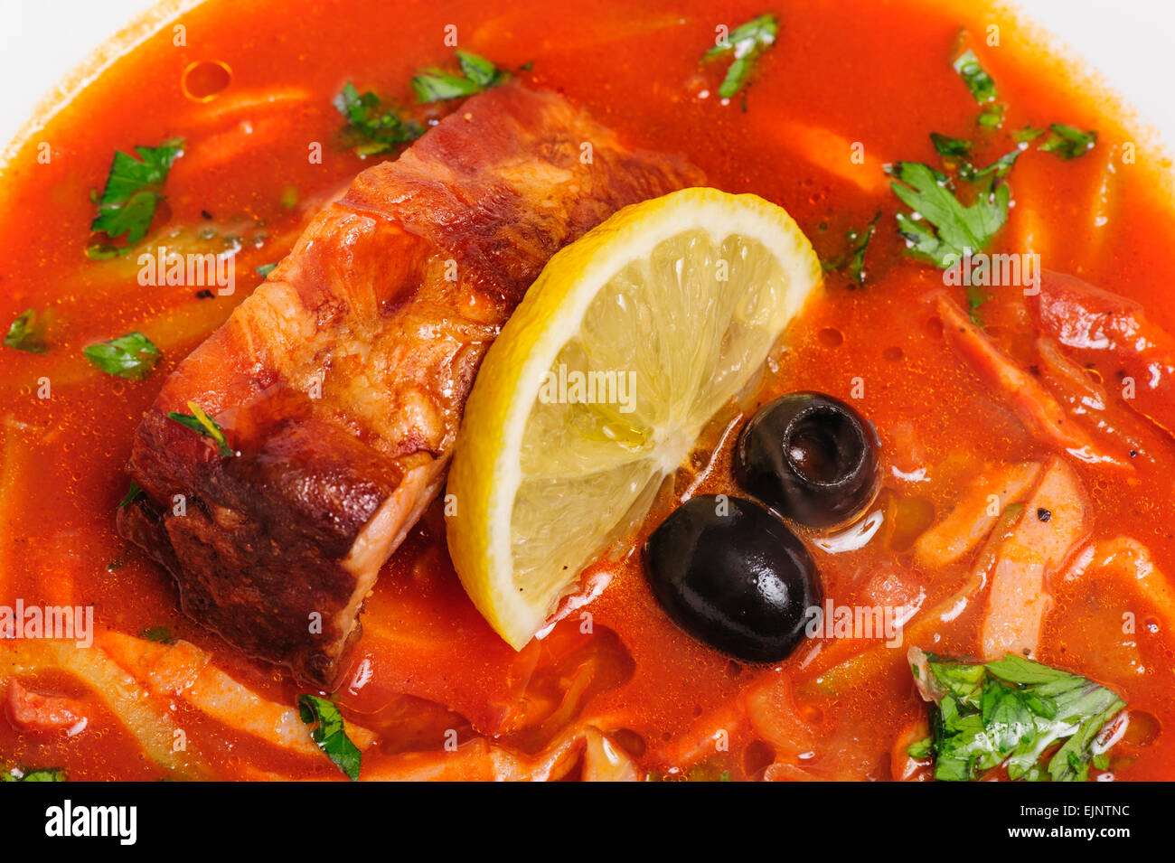 Solyanka sopa rusa y ucraniana Foto de stock