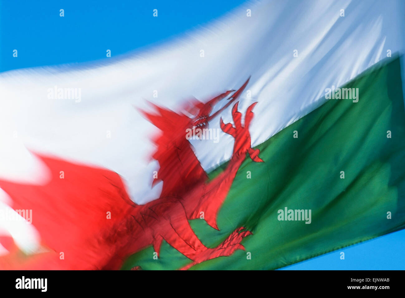 El galés bandera ondeando al viento sobre fondo de cielo azul, Cardiff, Gales, Reino Unido, GB EU, Europa Foto de stock