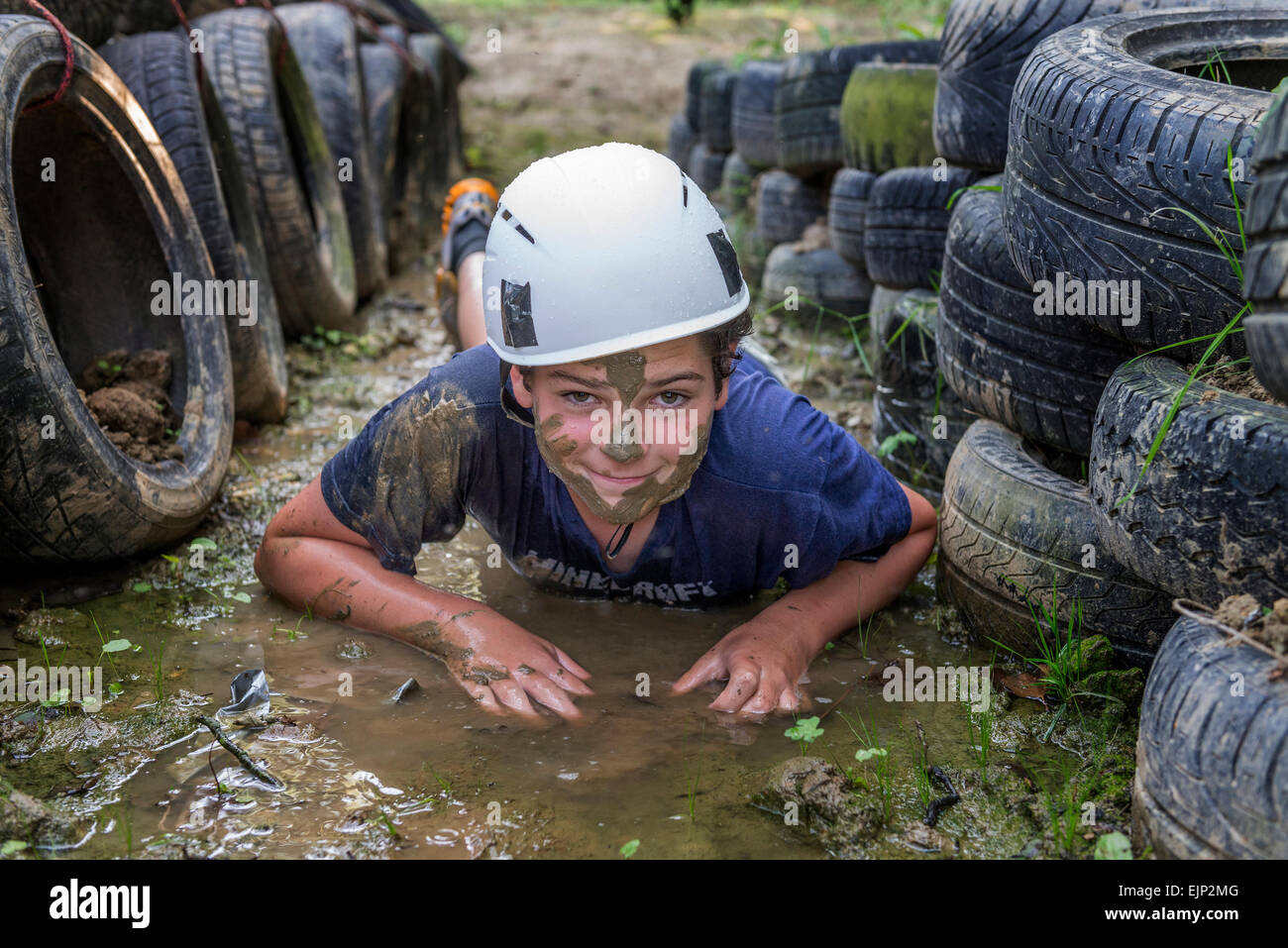 Adolescente arrastrándose en el fango en un supuesto asalto. Inglaterra. UK Foto de stock
