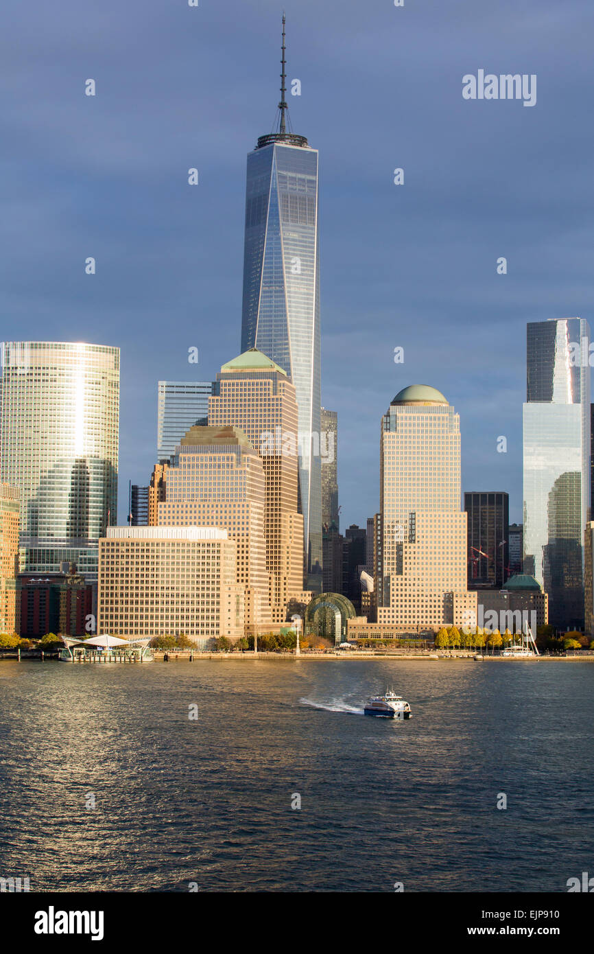 El One World Trade Center y el centro de Manhattan, al otro lado del Río Hudson, Nueva York, Estados Unidos de América Foto de stock