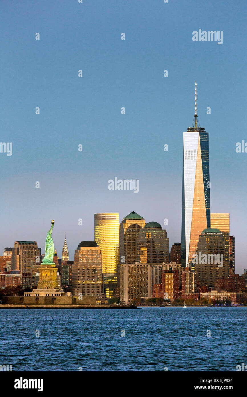 La estatua de la libertad, One World Trade Center y el centro de Manhattan, al otro lado del Río Hudson, Nueva York, Estados Unidos de América Foto de stock