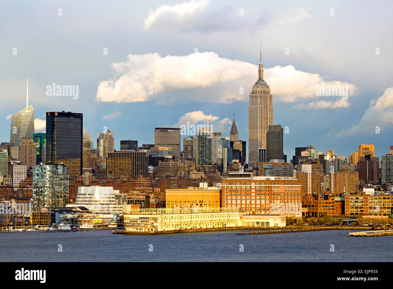 El Empire State Building y Midtown Manhattan, al otro lado del Río Hudson, Nueva York, Estados Unidos de América Foto de stock