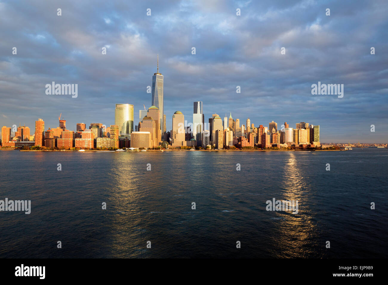 El One World Trade Center y el centro de Manhattan, al otro lado del Río Hudson, Nueva York, Estados Unidos de América Foto de stock