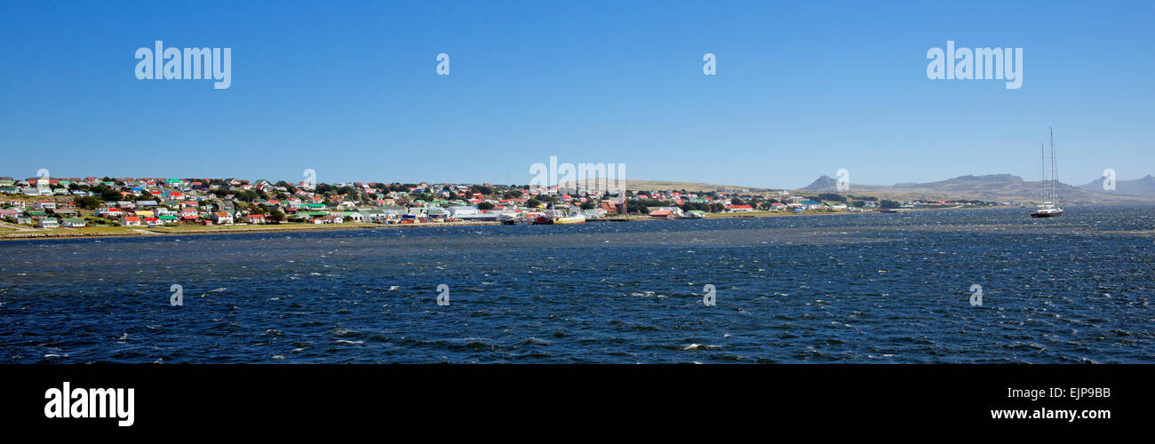 Vista panorámica de Puerto Stanley desde el mar Islas Malvinas Foto de stock