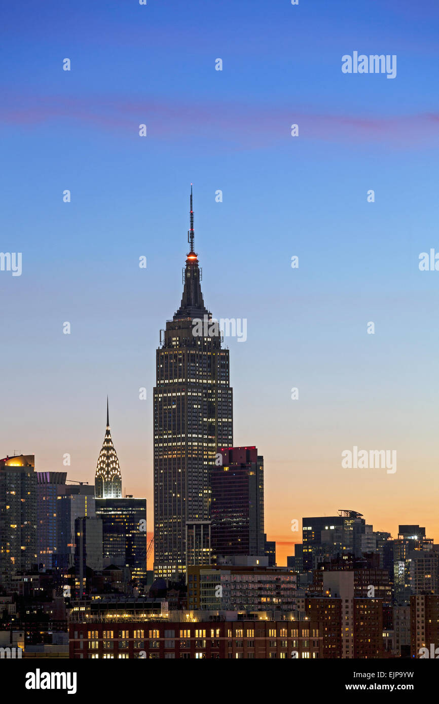 El Empire State Building y Midtown Manhattan, al otro lado del Río Hudson, Nueva York, Estados Unidos de América Foto de stock