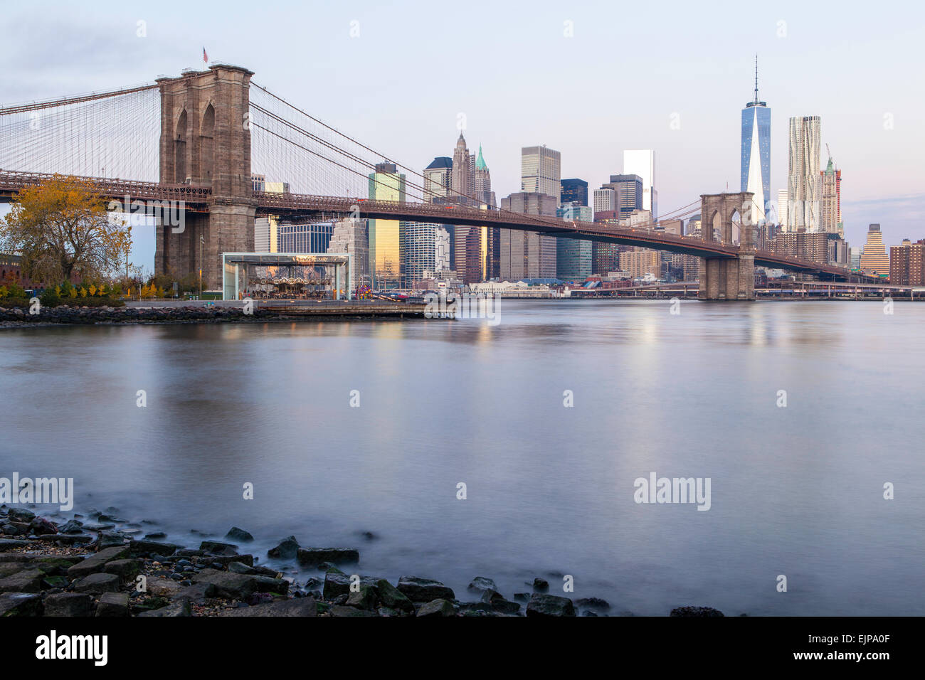 Ee.Uu., la ciudad de Nueva York, el centro del distrito financiero de Manhattan, One World Trade Center y el Puente de Brooklyn Foto de stock