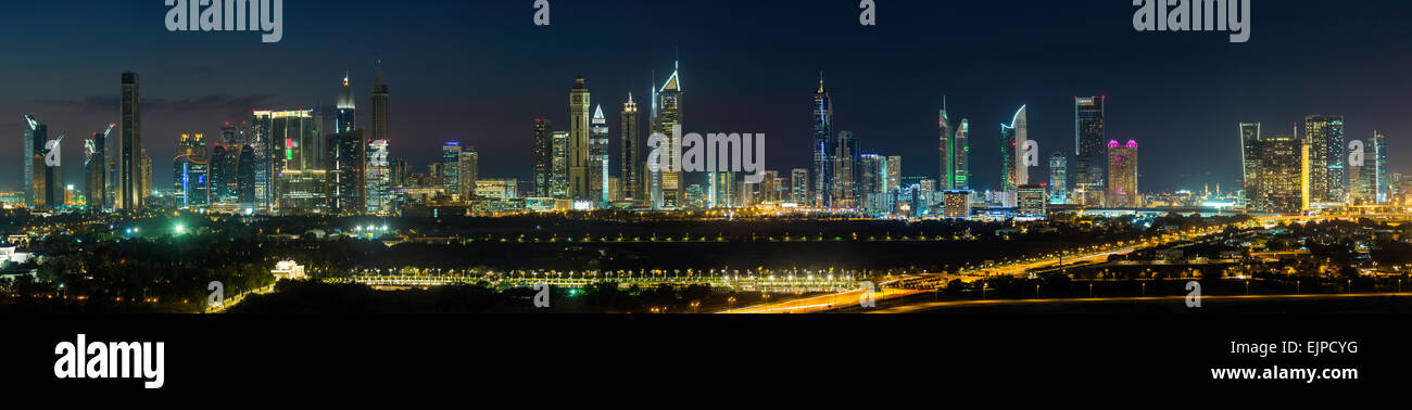 Dubai, Emiratos Árabes Unidos, por la noche y el horizonte de rascacielos en la carretera Sheikh Zayed, panorámicas vistas elevadas Foto de stock