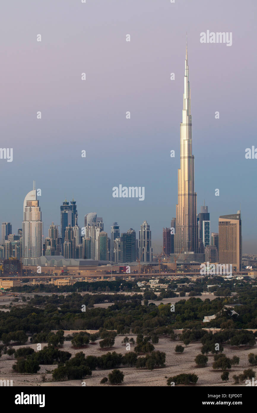 Horizonte de Dubai, Burj Khalifa, moderna arquitectura y rascacielos Foto de stock