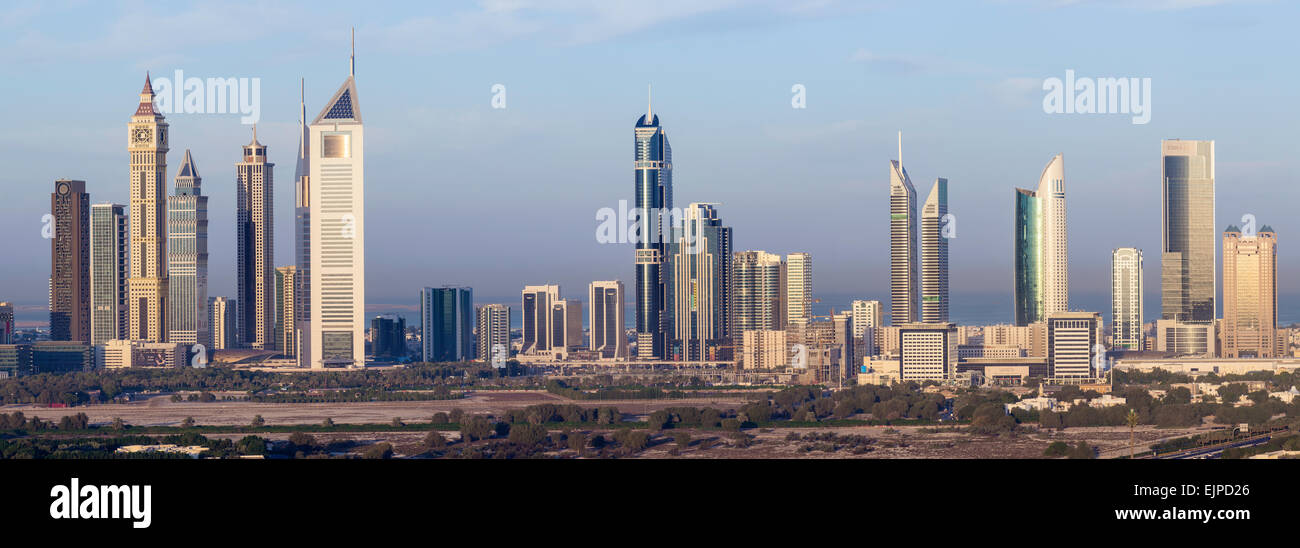 Dubai, Emiratos Árabes Unidos, nuevos edificios altos y el tráfico en la calle Sheikh Zayed Rd Foto de stock