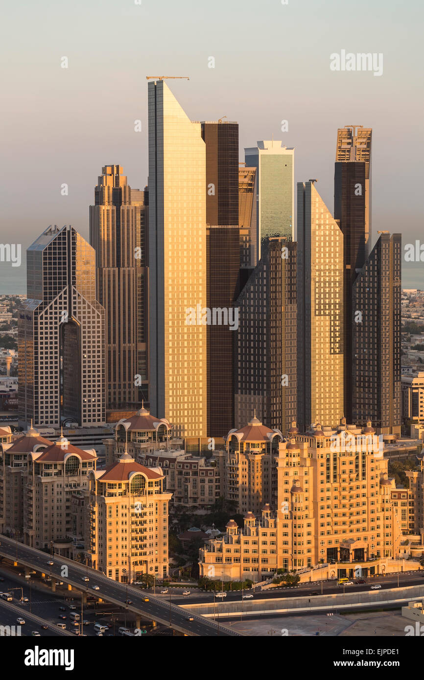 Los Emiratos Árabes Unidos, Dubai, Sheikh Zayed Rd, tráfico y nuevos edificios altos a lo largo de Dubai la carretera principal Foto de stock