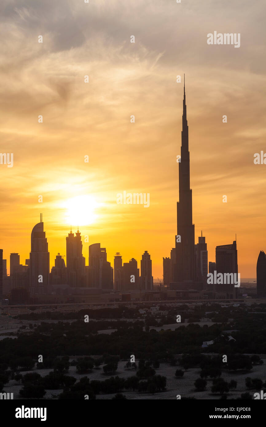 Los Emiratos Árabes Unidos, Dubai, el Burj Khalifa y la nueva línea del horizonte, moderna arquitectura y rascacielos Foto de stock