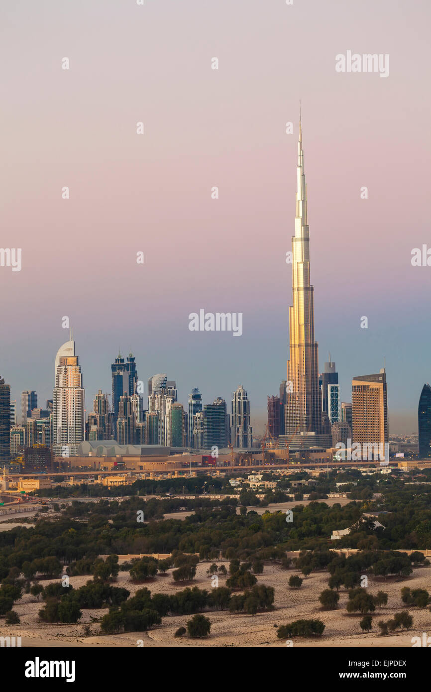 Los Emiratos Árabes Unidos, el Burj Khalifa y el nuevo horizonte de Dubai, moderna arquitectura y rascacielos Foto de stock