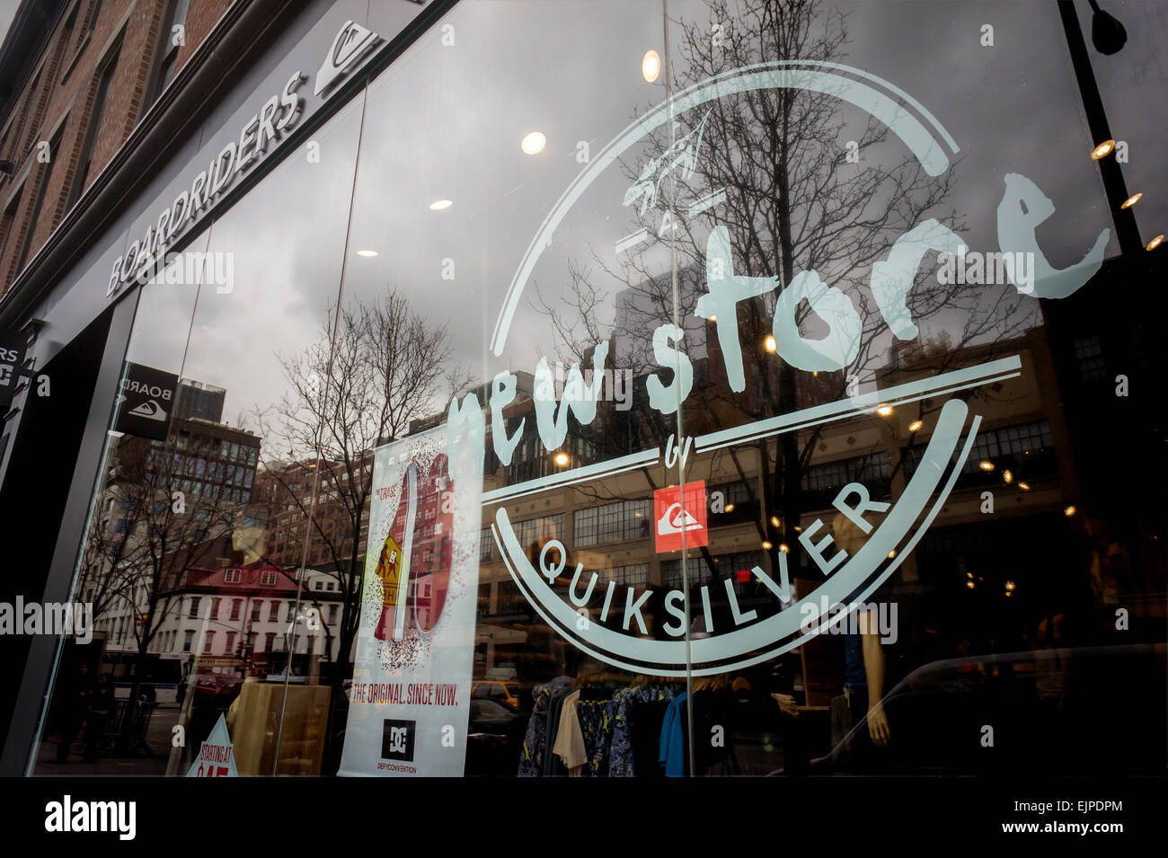 Una tienda de marca Boardriders Quiksilver en Nueva York el viernes, 27 de marzo de 2015. El asediado teen tienda minorista de ropa ha derrocado su CEO Andy Mooney después de soltar una decepcionante pronósticos para el ejercicio completo. Cambio de hábitos de compra de los adolescentes y un dólar fuerte están afectando a la empresa. (© Richard B. Levine) Foto de stock