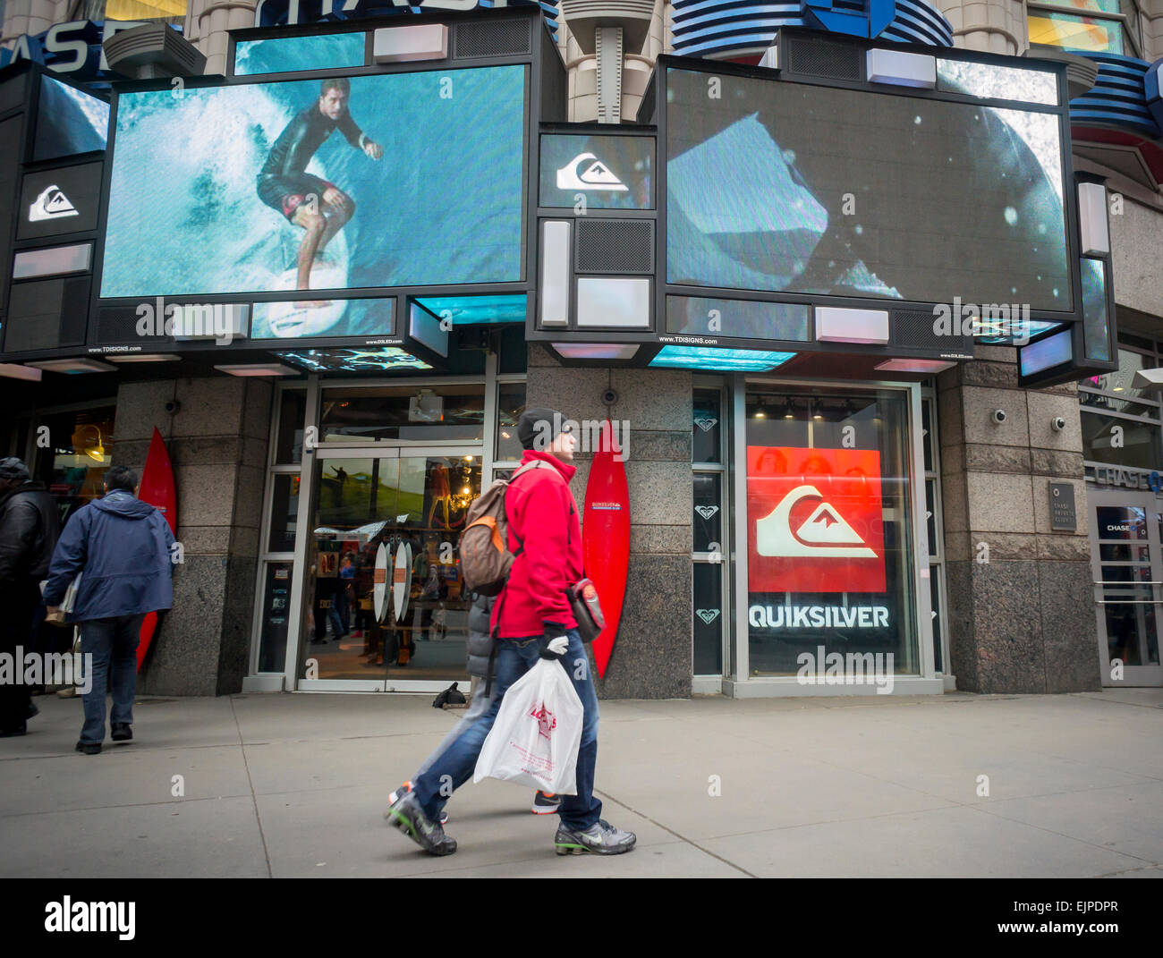 Una tienda Quiksilver en Nueva York el viernes, 27 de marzo de 2015. El asediado teen tienda minorista de ropa ha derrocado su CEO Andy Mooney después de soltar una decepcionante pronósticos para el ejercicio completo. Cambio de hábitos de compra de los adolescentes y un dólar fuerte están afectando a la empresa. (© Richard B. Levine) Foto de stock