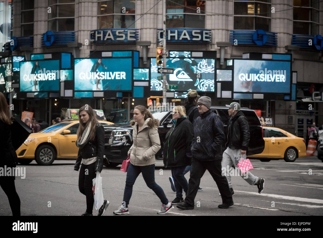 Una tienda Quiksilver en Nueva York el viernes, 27 de marzo de 2015. El asediado teen tienda minorista de ropa ha derrocado su CEO Andy Mooney después de soltar una decepcionante pronósticos para el ejercicio completo. Cambio de hábitos de compra de los adolescentes y un dólar fuerte están afectando a la empresa. (© Richard B. Levine) Foto de stock