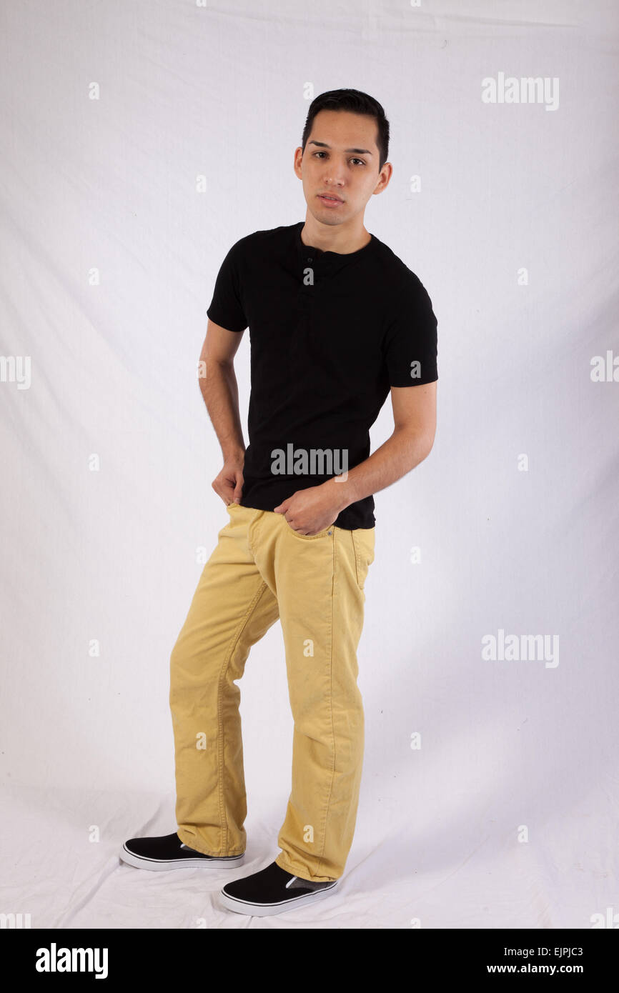 Joven en camisa negra, mirando cuidadosamente a la cámara Foto de stock