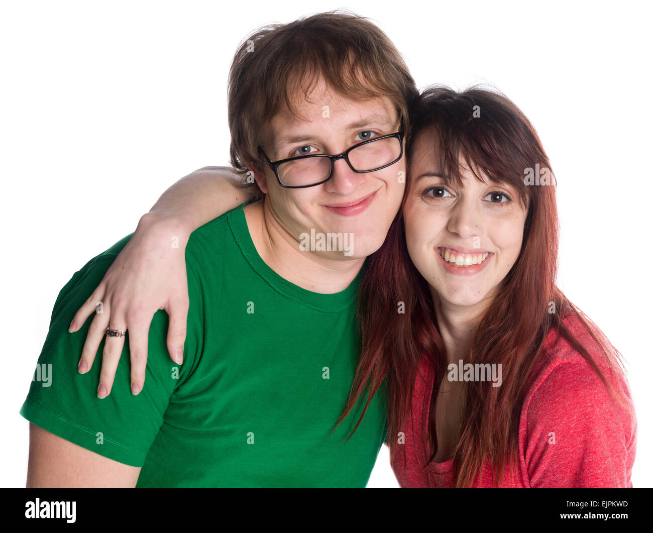 Dulce joven feliz pareja mirando la cámara Foto de stock