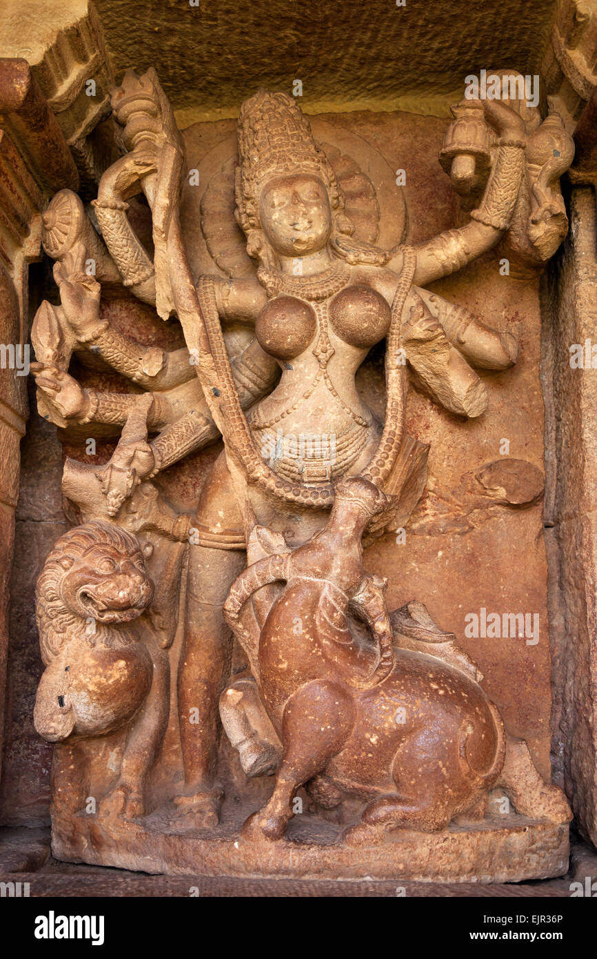 Un hindú Durga estatua desde el tiempo del Imperio Chalukya en un templo en Aihole, Karnataka, India Foto de stock