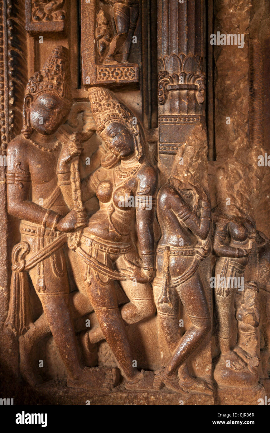 Estatuas hindúes desde el tiempo del Imperio Chalukya en un templo en Aihole, Karnataka, India Foto de stock