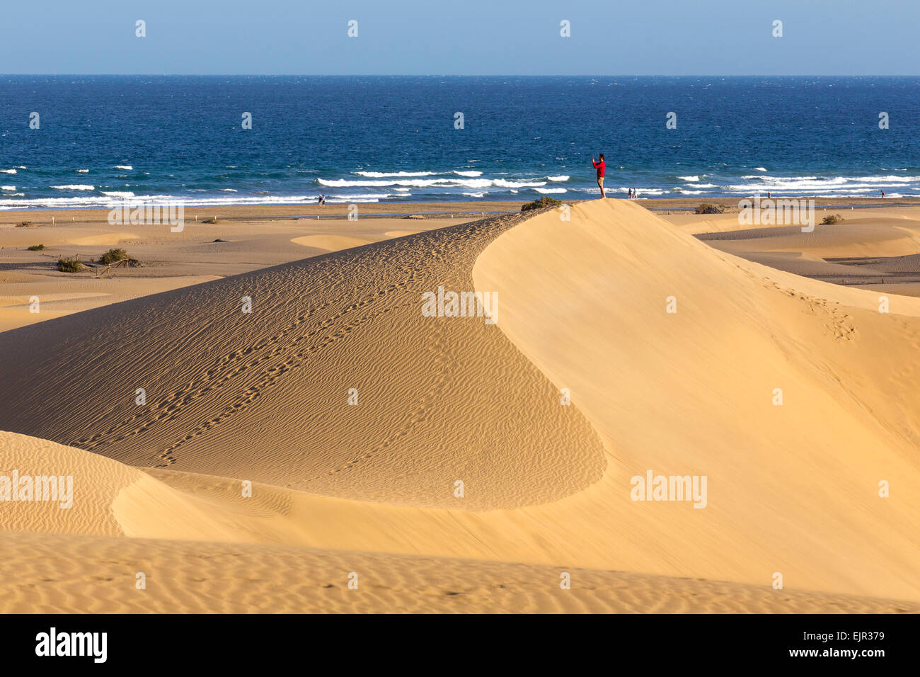 En la playa de dunas de Maspalomas, Gran Canaria, Islas Canarias, España Foto de stock