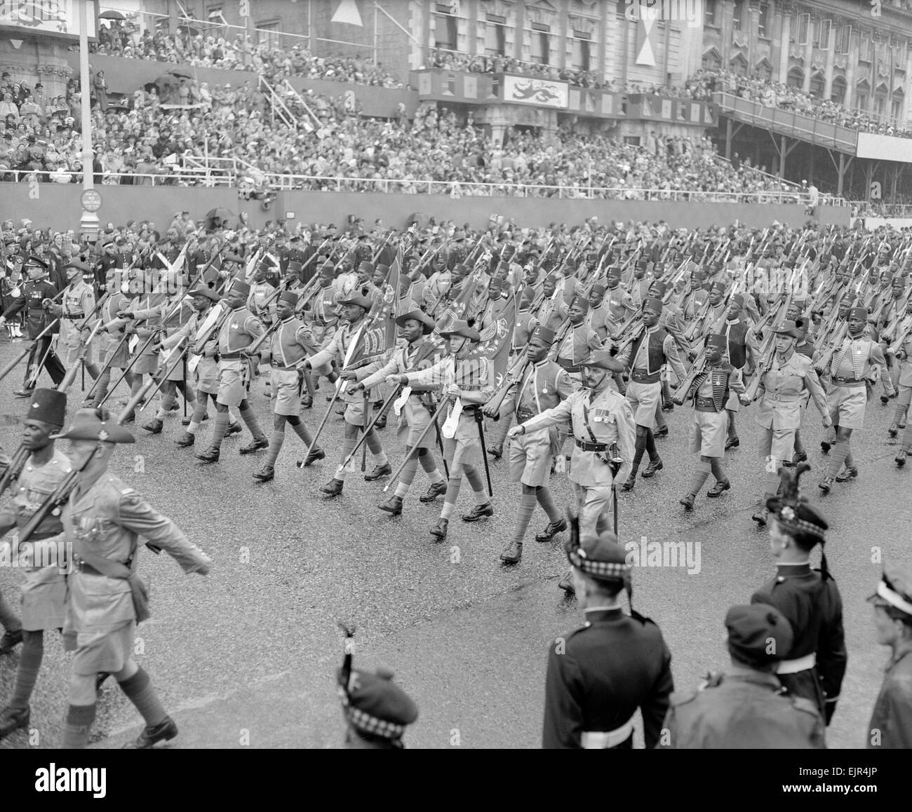 La coronación de la Reina Isabel II. Soldados del ejército de Camerún marchando hacia la esquina de Hyde Park durante la procesión. El 2 de junio de 1953. Foto de stock