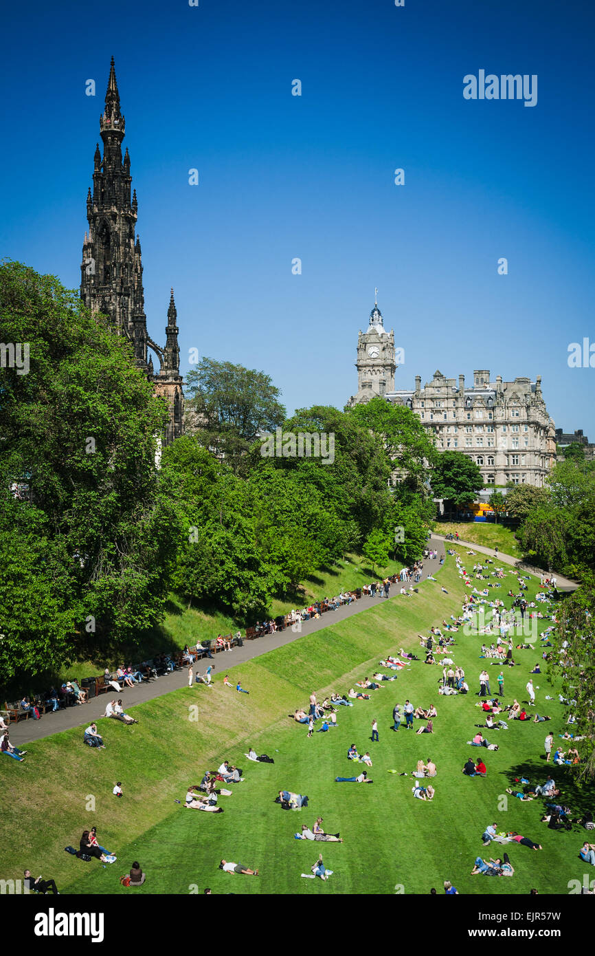 Un día soleado de verano en Princes St Gardens (Oriente), justo enfrente del Monumento a Scott, Edimburgo, Escocia. Foto de stock