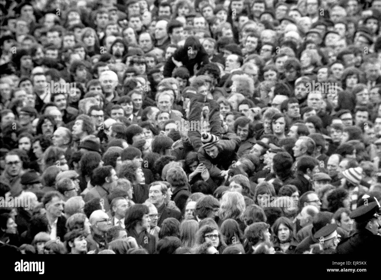 Arsenal v. Derby County F.A. Cup 5ª ronda replay. Barrera da paso al Arsenal. Un flechazo barrera dio paso al partido de fútbol entre el Arsenal y el derby t. Multitud de espectadores, incluidos muchos niños derramado en el tono. Febrero de 1972 72-1956-025 Foto de stock
