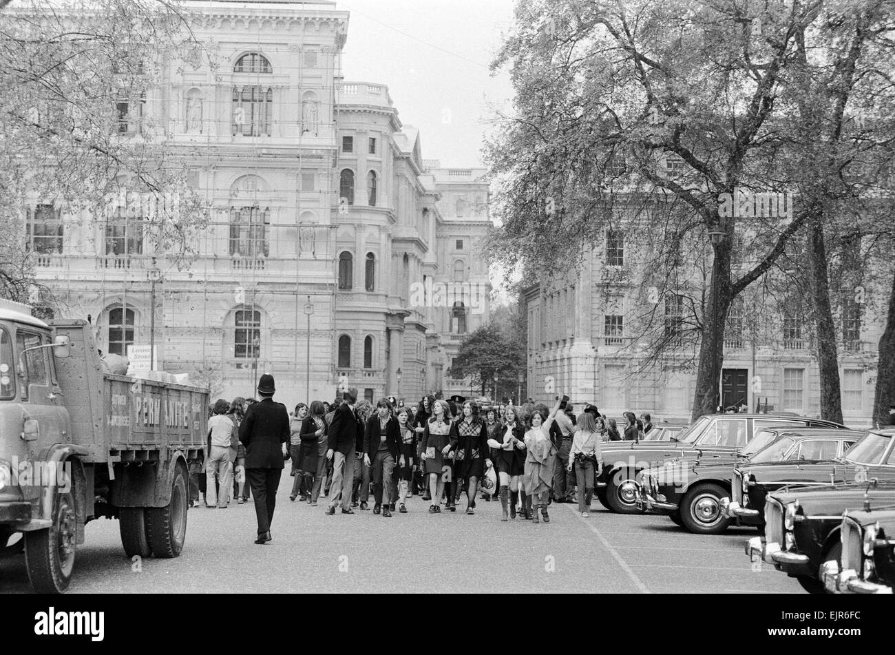 Los estudiantes Manifestación en Londres el 17 de mayo de 1972. Una marcha de 10.000 alumnos fue organizado por las escuelas" la acción europea y los Sindicatos Nacionales de Estudiantes. Con la ausencia de líder estudiantil Steve Finch, de Rutherford Escuela en Marylebone (detenido varios días antes), y no existe un verdadero liderazgo, el evento comenzó con la confusión con la mitad de los alumnos marchando a Hyde park y half marchando por la orilla sur a County Hall cantando 'ataque los cerdos" y "Queremos un motín". Finalmente, la marcha se dirigió a Trafalgar Square, donde fracasó. Foto de stock