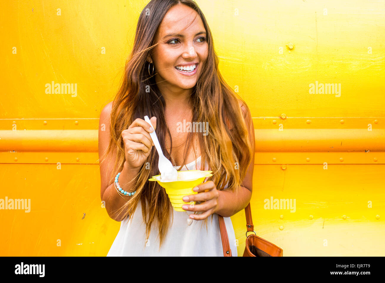 Mujer caucásica comiendo shaved ice Foto de stock