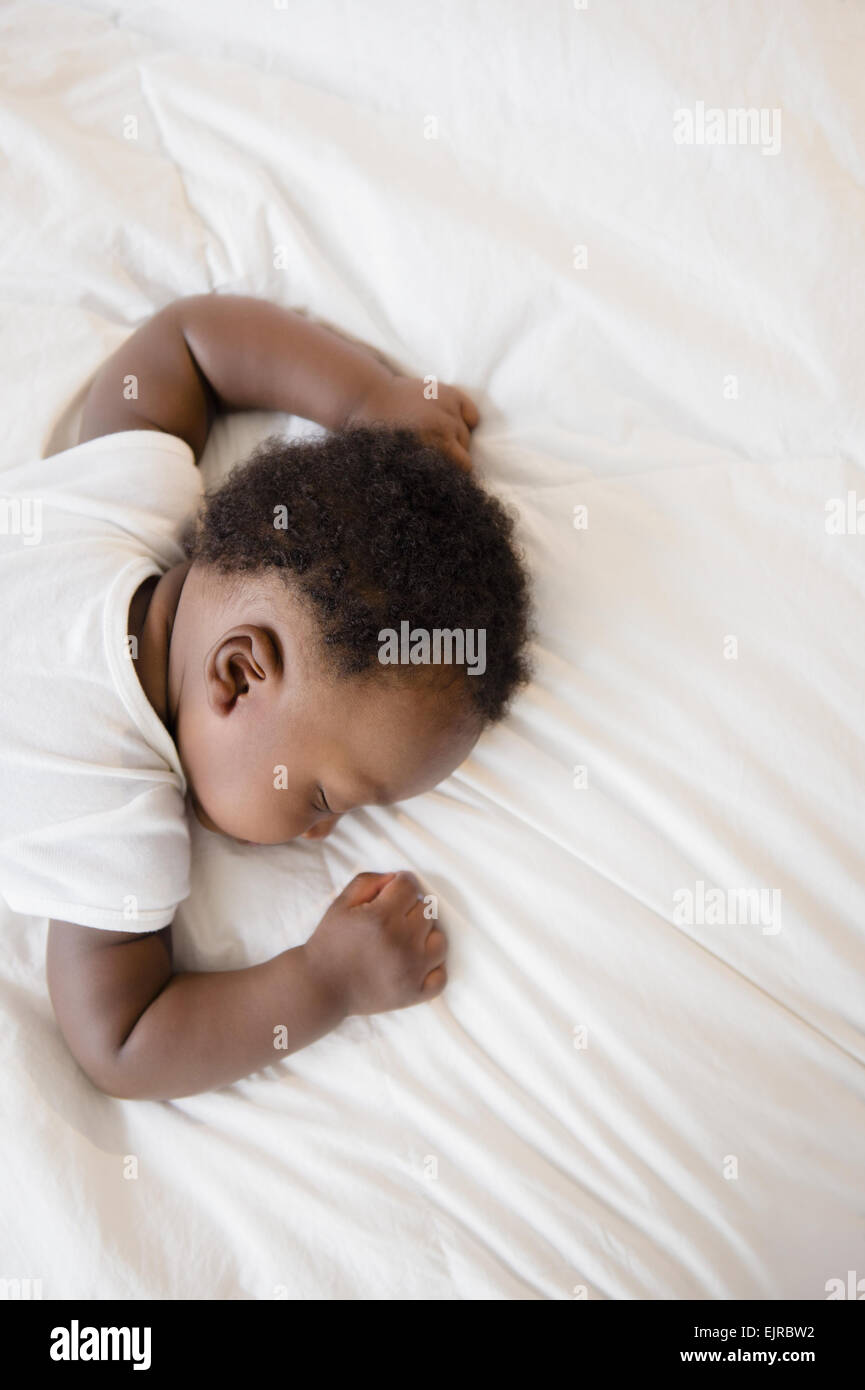 Vista aérea de Baby Boy negro durmiendo en cama Foto de stock