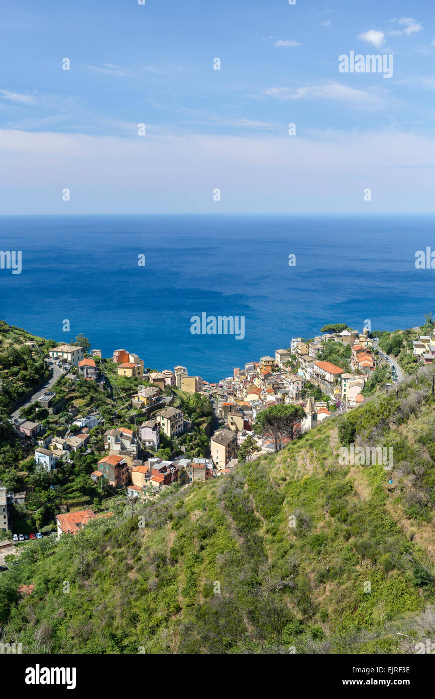 Riomaggiore clifftop village, Cinque Terre, Liguria, Italia, Sitio del Patrimonio Mundial de la UNESCO Foto de stock