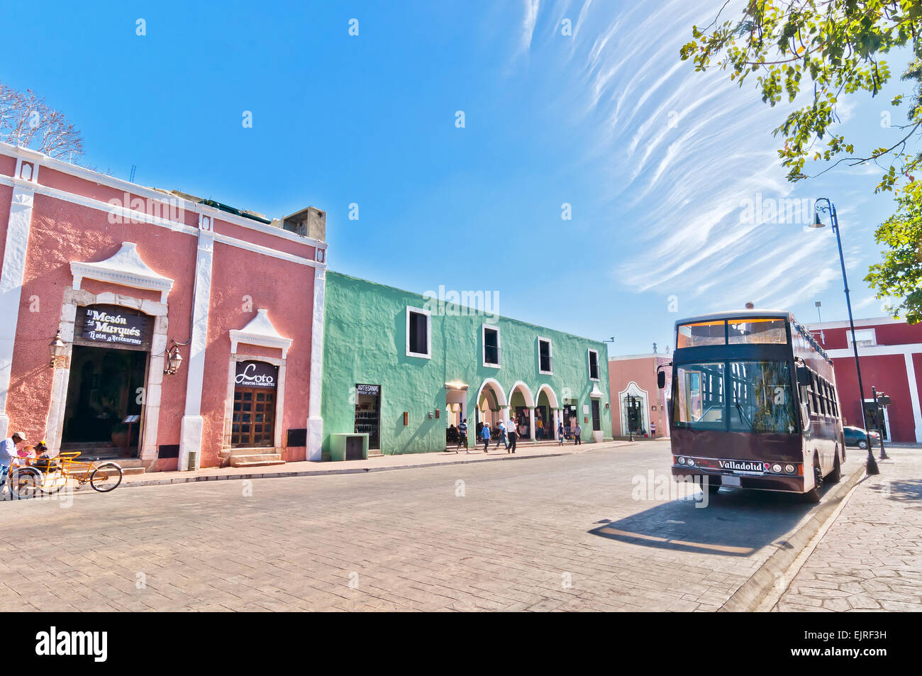 Calle ldowntown con típicas construcciones coloniales en Valladolid Foto de stock