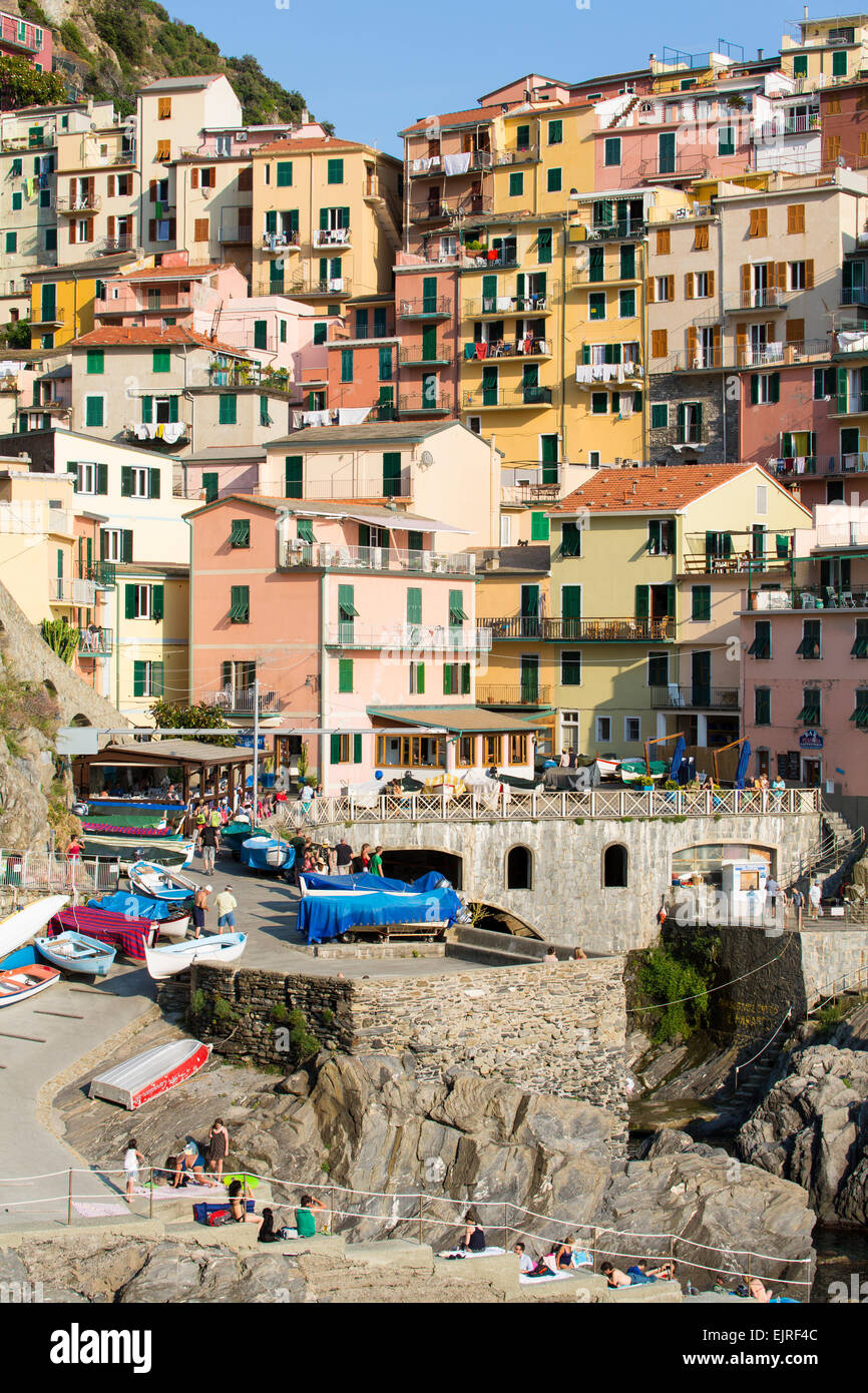 Casas & barcos, Manarola, Cinque Terre, Liguria, Italia Foto de stock