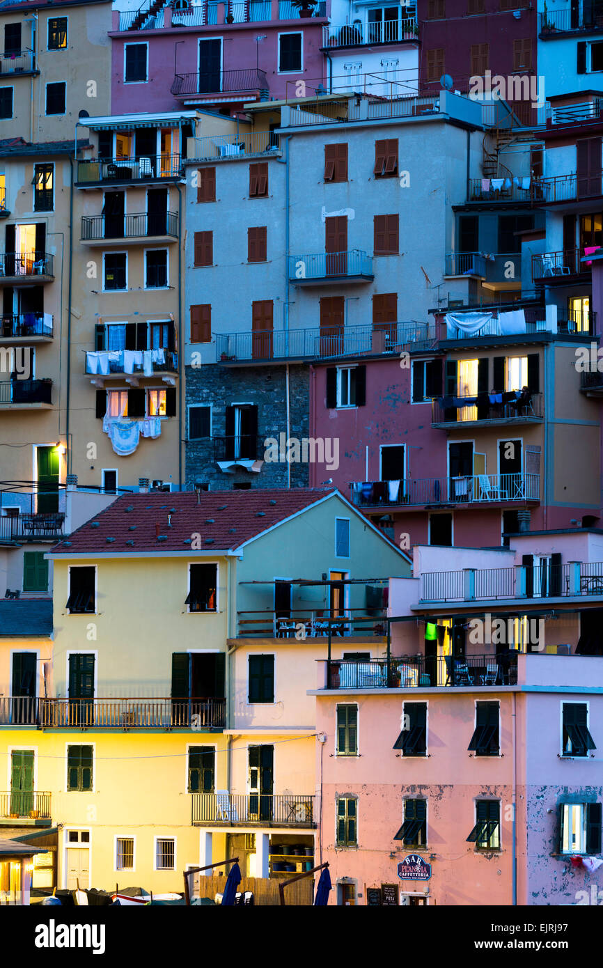 Casas coloridas, Manarola, Cinque Terre, Liguria, Italia Foto de stock