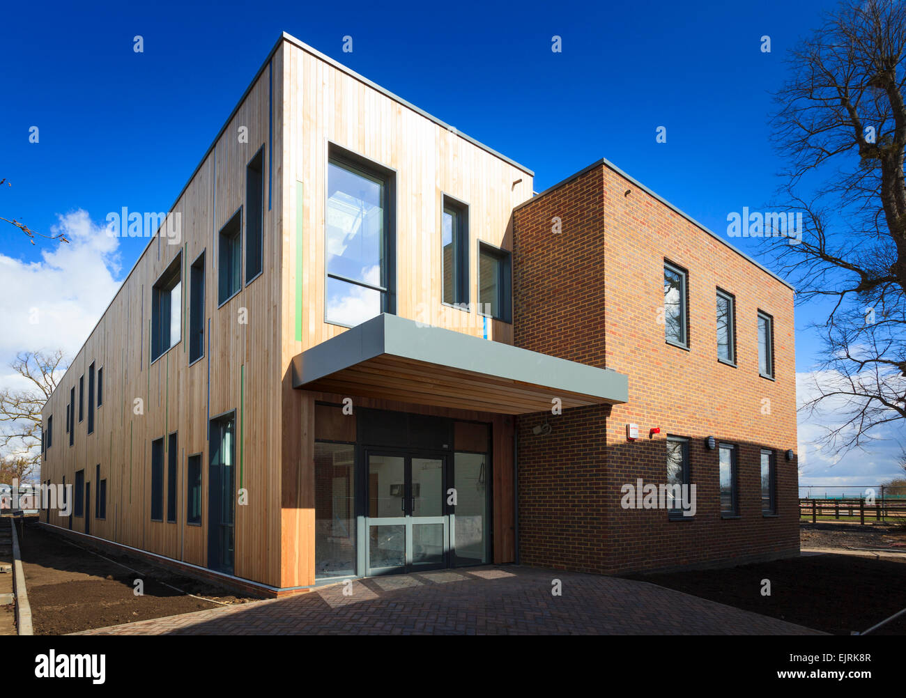 Moderno edificio del colegio revestido de madera Foto de stock