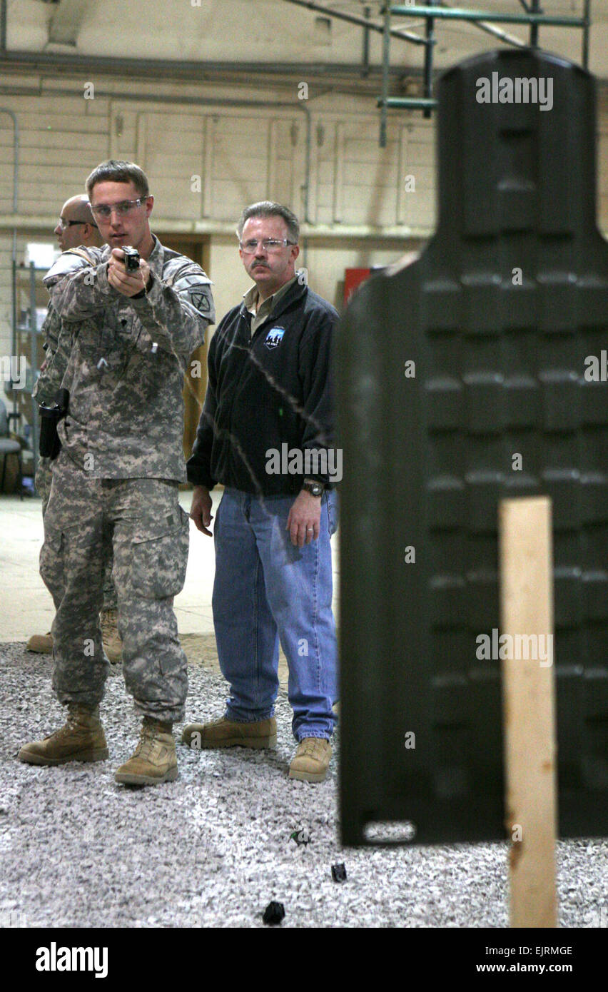 Instructor de armas no letales Fotos e Imágenes de stock - Alamy