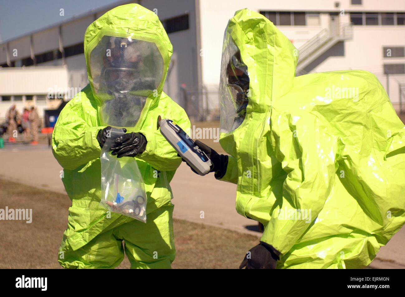Los soldados que participan en la protección de productos químicos  industriales tóxicos y la capacitación de los equipos de detección, utilice  un Ahura FirstDefender científica para identificar los agentes químicos, el  18
