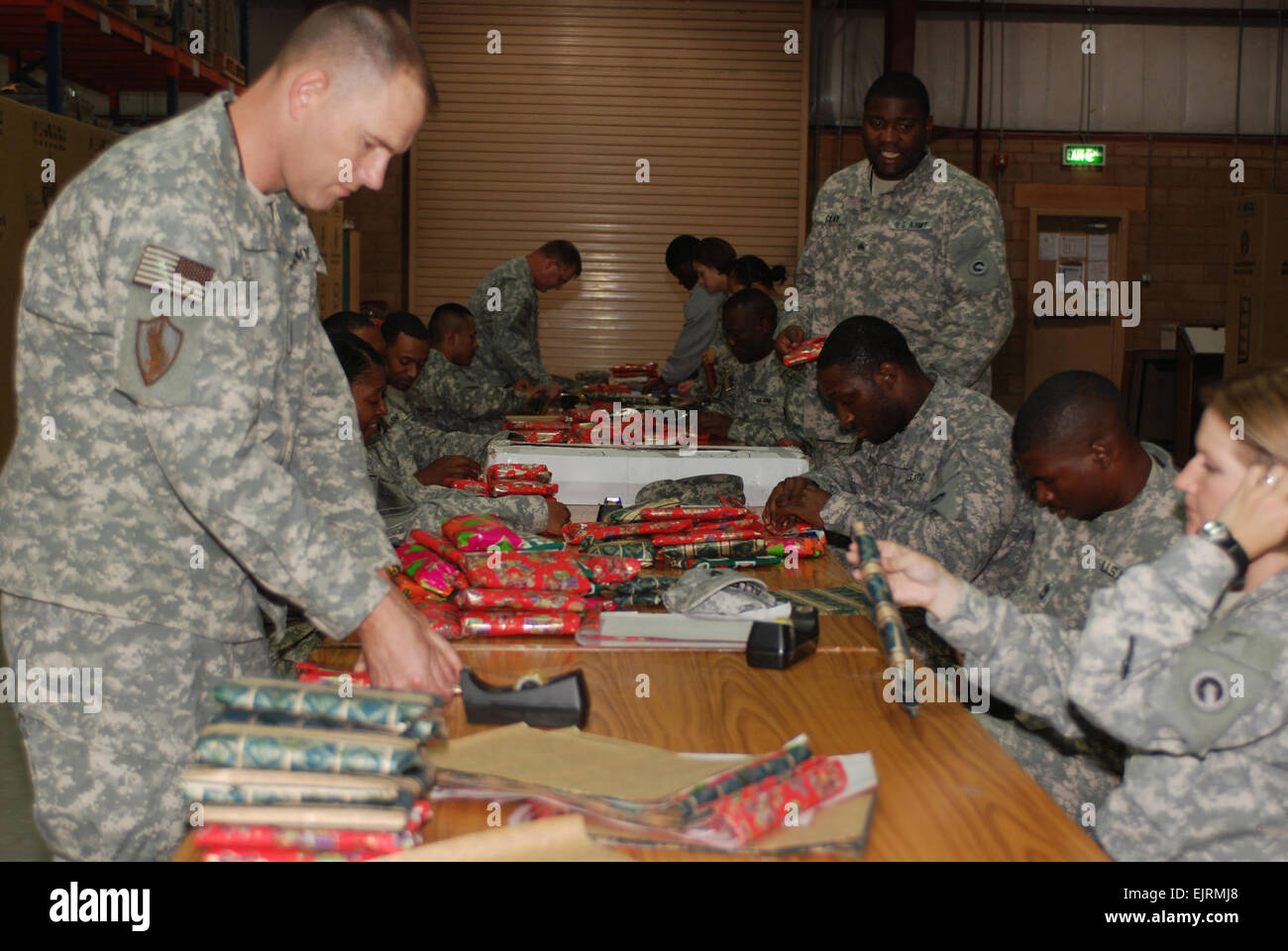 Estos soldados del 1º senior Logística Teatro comando Envolver regalos para  los jóvenes alistados soldados, marineros, aviadores e infantes de Marina  Miércoles, 12 de noviembre, en el Campamento Arifjan, Kuwait. Los soldados