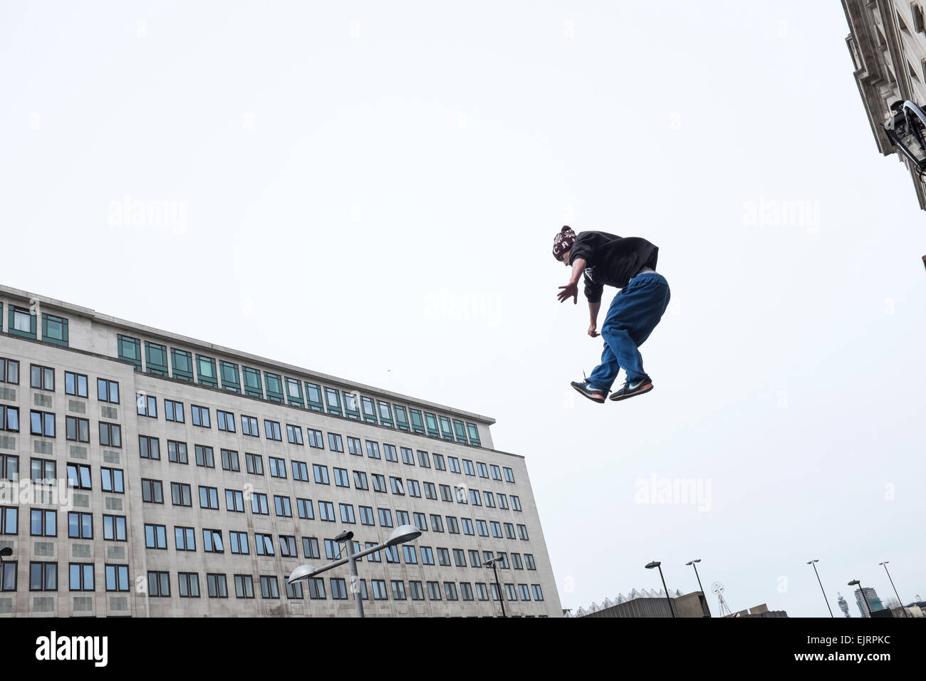 Los corredores libres practicando Parkour. Parkour es una disciplina de entrenamiento holístico permitiendo practitionaers llegar de A a B de la manera más eficaz posible. Se ha desarrollado a partir de la formación militar en enfrentar obstáculo cursos y los corredores se centran en mantener la mayor amplitud posible saltar, balancearse, laminación y bóvedas usando su entorno urbano para la propulsión. Waterloo de Londres. Foto de stock