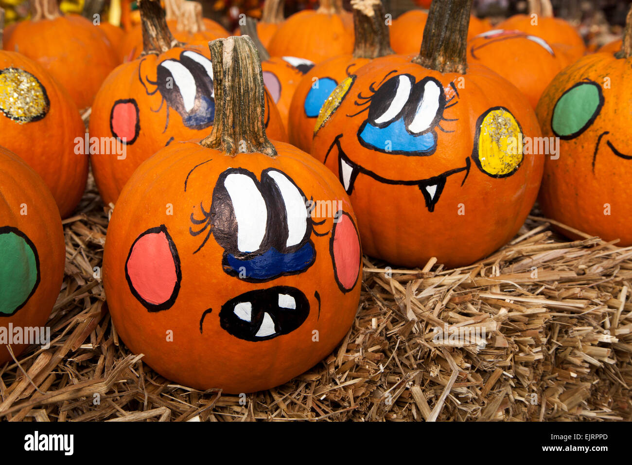 Las calabazas pequeñas están pintados con muecas de Halloween Fotografía de  stock - Alamy